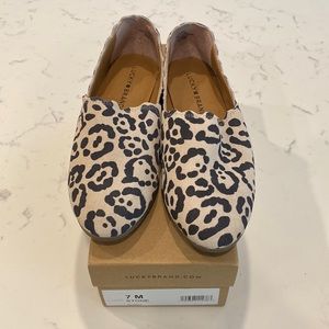 NWT Lucky Brand Cloeey flat in stone color
